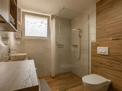 Badezimmer mit Dusche