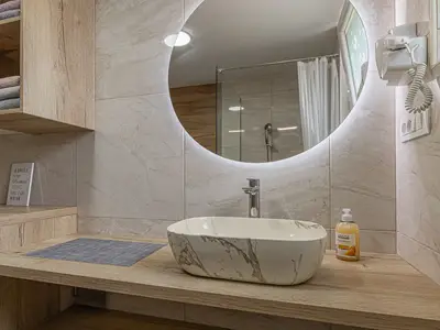 Badezimmer mit Dusche