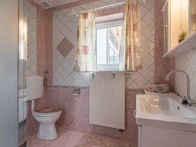 Badezimmer mit Dusche