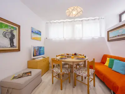 Essbereich mit Fernseher und Sofa