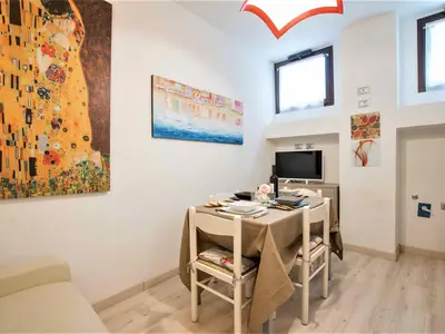 Offene Küche und Wohnzimmer mit Sofa