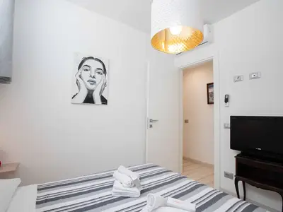 Gemütliches Doppelschlafzimmer mit Kleiderschrank und Fernseher