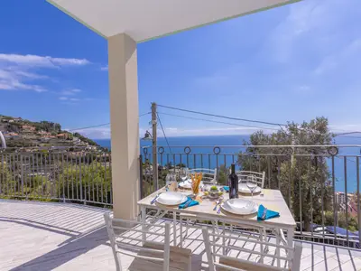 Terrasse mit Tisch und Meerblick