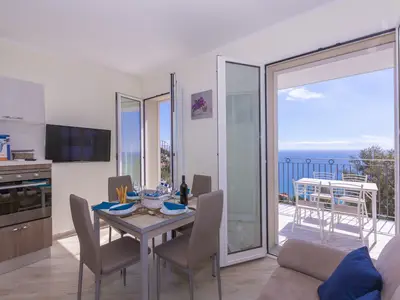 Esstisch und Zugang zum Balkon