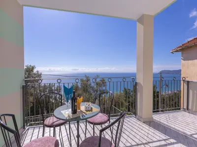 Außenterrasse mit Meerblick