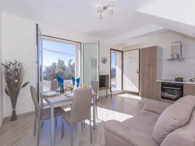 Wohnzimmer mit Zugang zur Terrasse