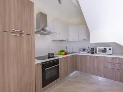 Küche mit Backofen, Geschirrspüler und Mikrowelle