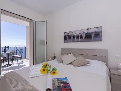 Schlafzimmer mit Zugang zur Terrasse