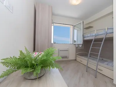 Schlafzimmer mit Etagenbett und eigenem Bad