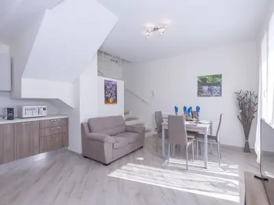 Wohnzimmer mit Sofa und Esstisch