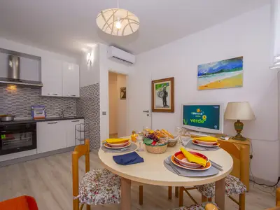 Blick auf die Küche und den Essbereich