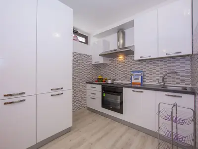 Küche mit Backofen, Kühlschrank, Geschirrspülmaschine
