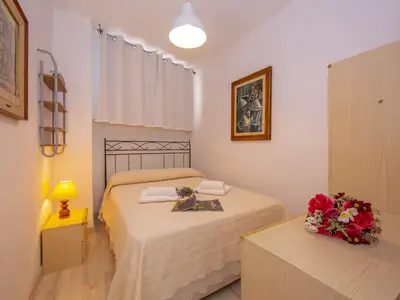 Schlafzimmer mit Doppelbett und Kleiderschrank