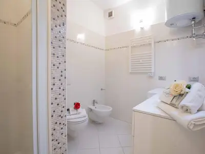 Helles Badezimmer mit Dusche