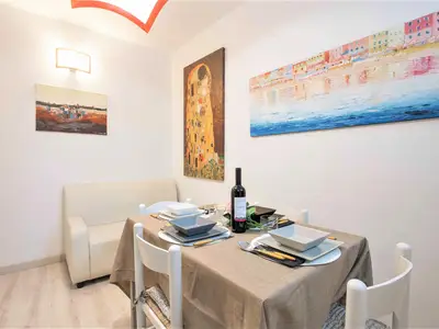 Offene Küche und Wohnzimmer mit Sofa