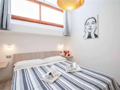 Gemütliches Doppelschlafzimmer mit Kleiderschrank und Fernseher