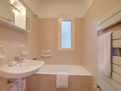 Badezimmer mit Badewanne