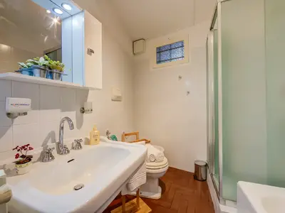 Badezimmer mit Dusche