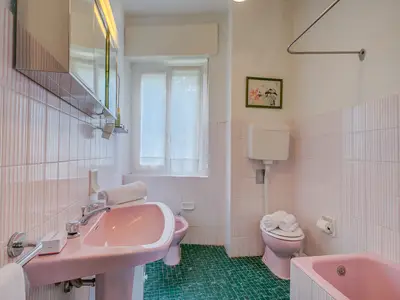 Badezimmer mit Badewanne