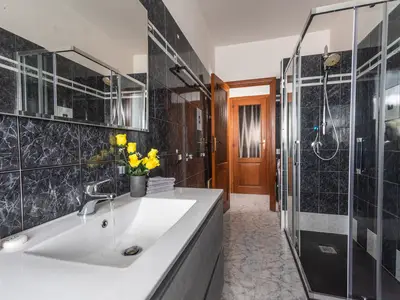 Badezimmer mit Dusche