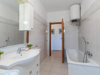 Badezimmer mit Badewanne