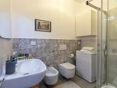 Badezimmer mit Dusche