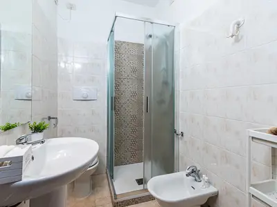 Badezimmer mit Dusche