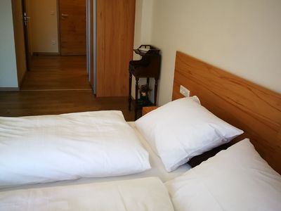 Doppelbett , Blick ins Zimmerinnere