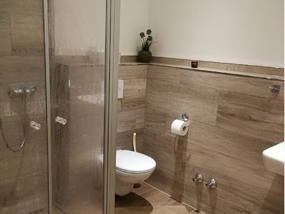 Badezimmer Dusche WC Waschbecken