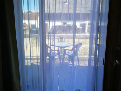 Fenster mit Blick auf den Balkon