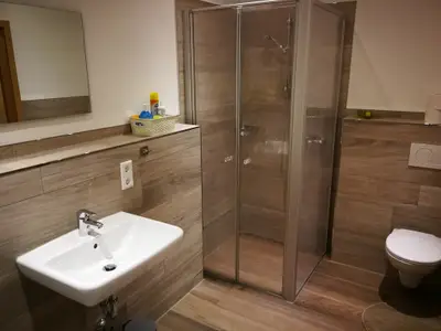 Waschtisch, Dusche, WC