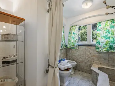 Badezimmer mit Badewanne