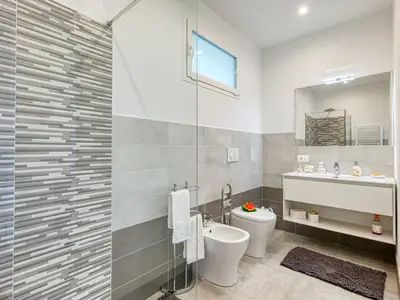 Badezimmer mit Dusche