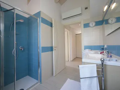 Badezimmer mit Dusche