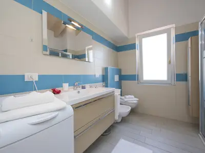 Badezimmer mit Dusche