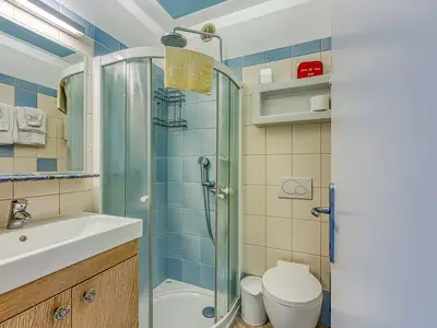 Badezimmer mit Dusche