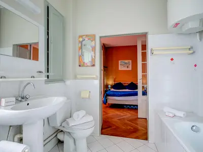 Badezimmer mit Badewanne