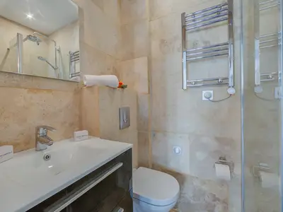 Badezimmer mit Dusche