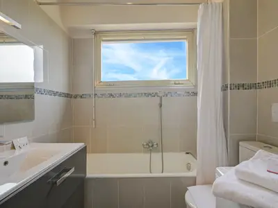 Badezimmer mit Badewanne