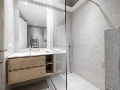 Badezimmer mit Dusche