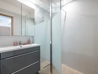 Badezimmer mit Dusche