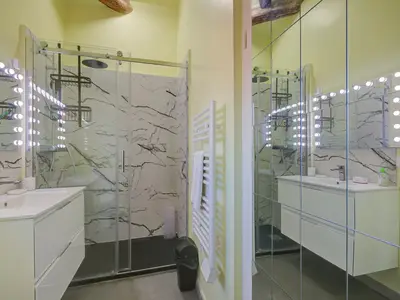 Badezimmer mit Dusche