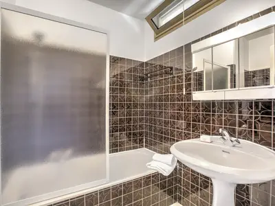 Badezimmer mit Badewanne