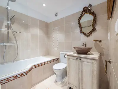 Badezimmer mit Badewanne