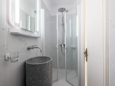 Badezimmer mit Dusche