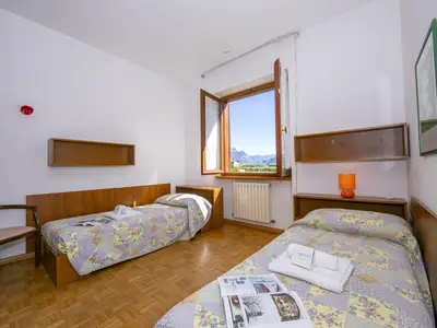 Das zweite Schlafzimmer mit Blick ins Grüne