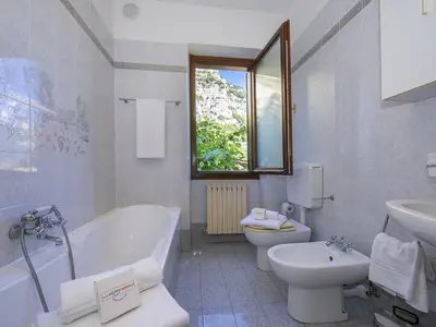 Das Badezimmer mit Fenster