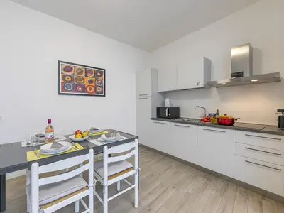 Die große renovierte und bewohnbare Küche