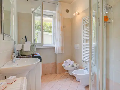 Badezimmer mit Dusche