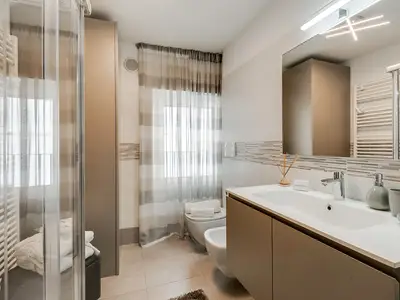 Badezimmer mit Dusche